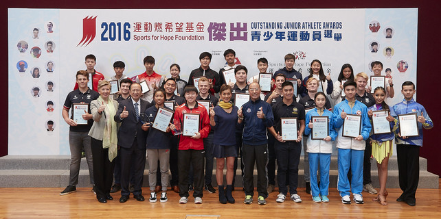 The Sports for Hope Foundation Outstanding Junior Athlete Awards Presentation for 4th quarter 2016 was successfully held at the Hong Kong Sports Institute (HKSI).  The officiating guests, including Miss Marie-Christine Lee, Founder of the Sports for Hope Foundation (5th left, first row), Mr Pui Kwan-kay SBS MH, Vice-President of the Sports Federation & Olympic Committee of Hong Kong, China (2nd left, first row), Mr Chu Hoi-kun, Chairman of the Hong Kong Sports Press Association (centre, first row) and Dr Trisha Leahy BBS, Chief Executive of the HKSI (1st left, first row), expressing their congratulation to all recipients.